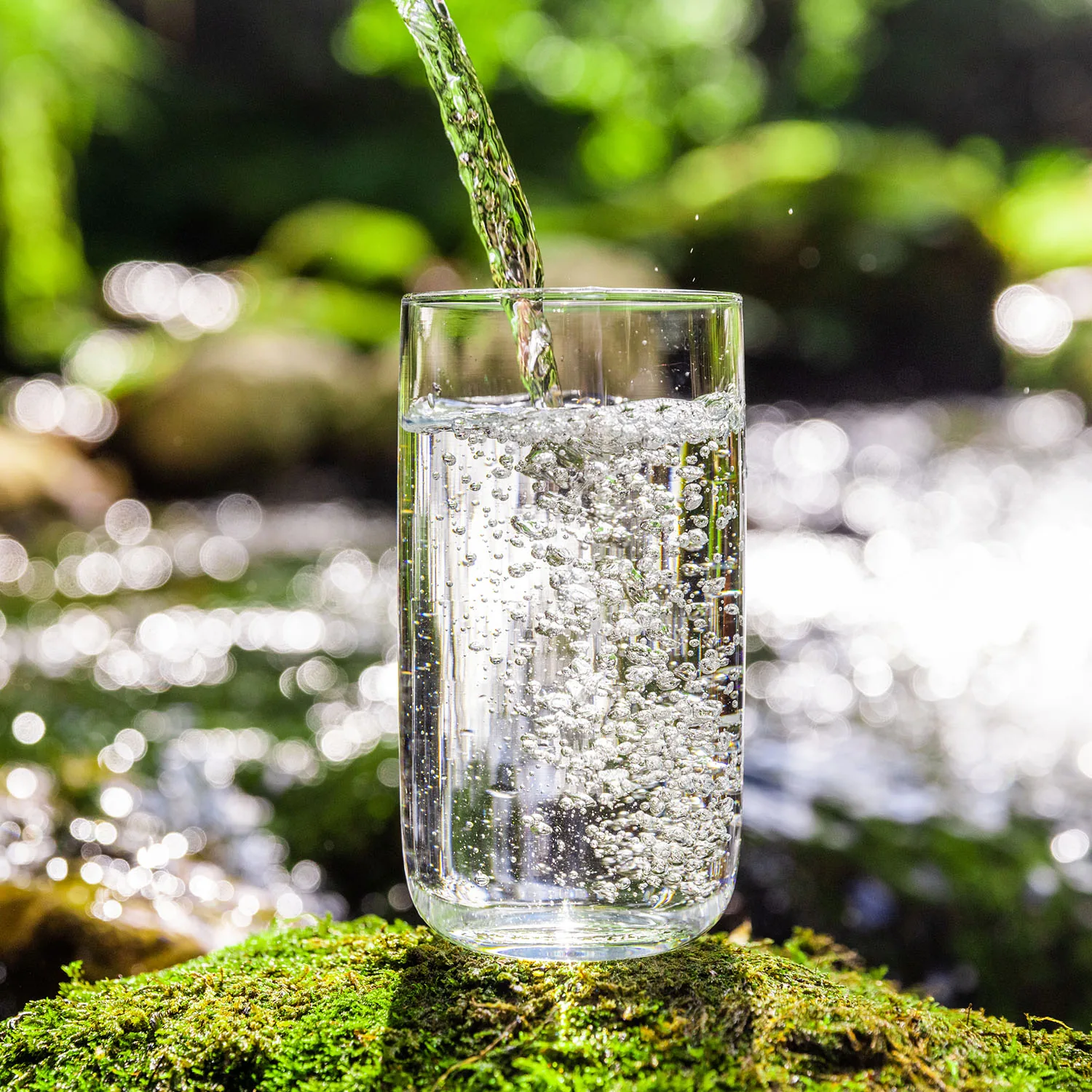 Ein Glas in das Wasser gefühlt wird.